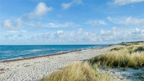a sandy beach with the ocean in the background at 11174-Nykobing-Sj-Pilehaekken-6 in Nykøbing Sjælland