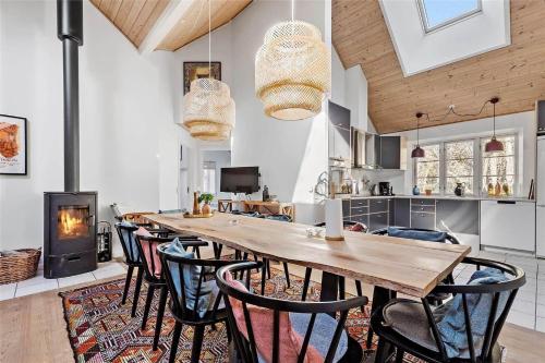 a large dining room with a long table and chairs at 16610-Farevejle-Mejsevaenget-26 in Fårevejle