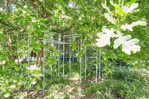 a metal contraption in the middle of some trees at 16610-Farevejle-Mejsevaenget-26 in Fårevejle