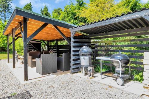 Kemudahan BBQ tersedia untuk tetamu di rumah percutian
