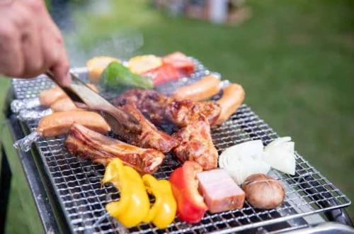 a grill with a bunch of different types of food at 最大10名 北谷アメリカンビレッジ8分 宮城海岸4分の長期滞在におすすめ コーラルハウス北谷 in Chatan