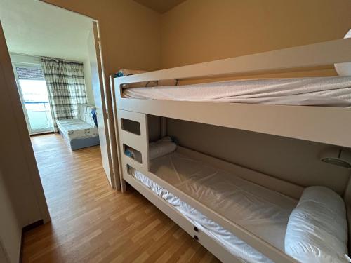 アンダイエにあるCharmant studio avec piscine à Hendaye - FR-1-239-1148の小さなお部屋で、二段ベッド1組(鏡付)が備わります。
