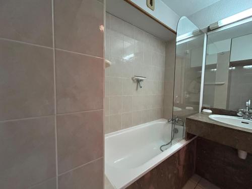 アンダイエにあるCharmant studio avec piscine à Hendaye - FR-1-239-1148のバスタブと洗面台のあるバスルーム