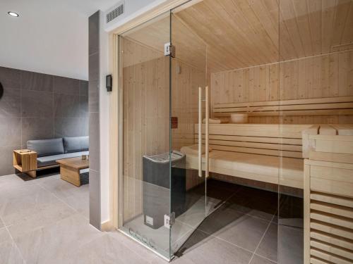 a room with a sauna with a glass wall at Appartement neuf au pied des pistes, sauna, 5 chambres pour 12 personnes - FR-1-570-71 in Levassaix
