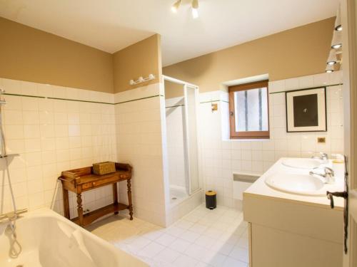 Ένα μπάνιο στο Charmant gîte en pierre avec piscine chauffée, proche Périgueux - FR-1-616-480