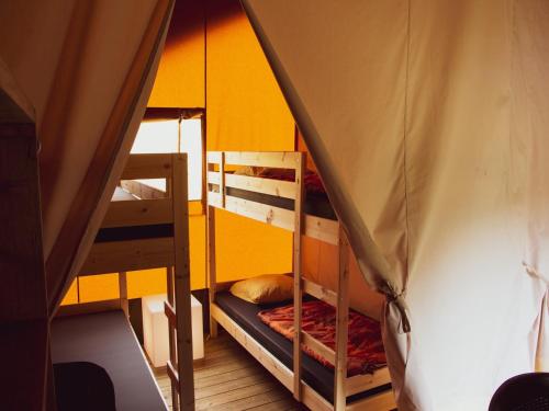 Ένα ή περισσότερα κρεβάτια σε δωμάτιο στο Glamping Tent in Netherlands with Terrace