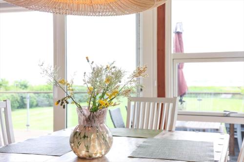 a vase on a table with flowers in it at 14242-Vig-Maglehojvej-6 in Vig