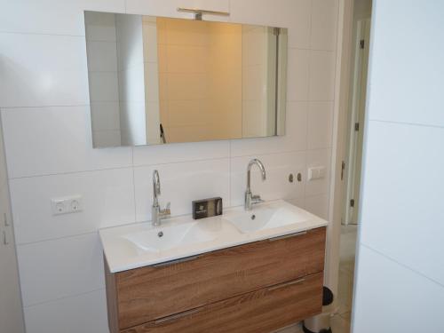 O baie la Holiday Home in Maastricht with Terrace