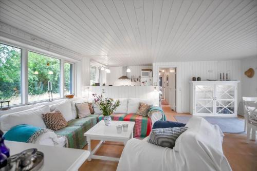 un salon avec un canapé et une table dans l'établissement 12251-1-Sjaellands-Odde-Hyggebovej-3, à Tjørneholm