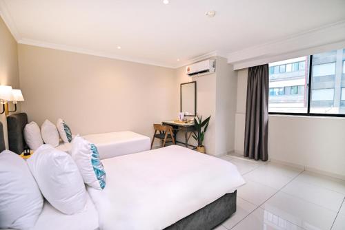 Postel nebo postele na pokoji v ubytování Kingston Hotel 6 - Changkat, Bukit Bintang