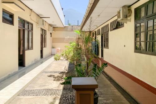 a courtyard of a building with plants in it at RedDoorz Syariah at Flamboyan Indah Kuningan in Sangkanurip