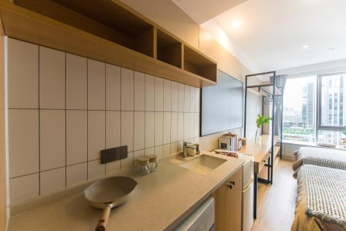 深セン市にあるWeihaoside International Community Apartment, Meilin, Shenye Shangcheng Branchのキッチン(カウンター、シンク付)