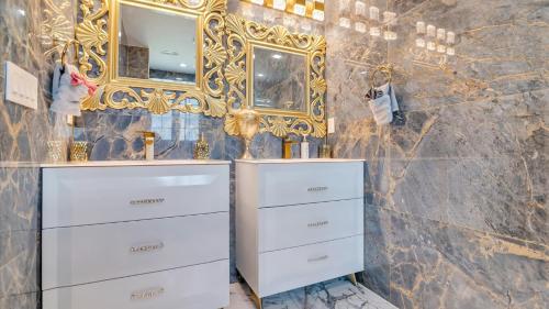 Et badeværelse på VIP Mansion Estate