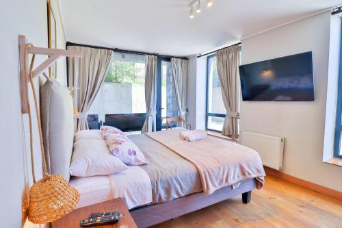 Un dormitorio con una cama con almohadas rosas. en HOM I Piscina, Estacionamiento Privado y terraza, en Puerto Varas