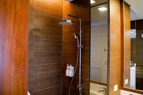a bathroom with a shower with a glass door at Timberland Highlands Resort in San Mateo