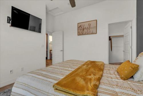 a bedroom with a bed and a flat screen tv at Peaceful Guest Casita with Private Entrance and No Cleaning Fee in Hanford