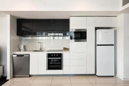Η κουζίνα ή μικρή κουζίνα στο Number 1 H Residences - WiFi, Parking & More by Gold Coast Holidays