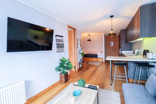 Televiisor ja/või meelelahutuskeskus majutusasutuses HOM I Parking y Piscina temperada para 4 Pax