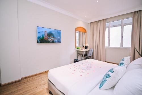 a hotel room with a bed and a window at Kingston Hotel 11 - PWTC, KL in Kuala Lumpur