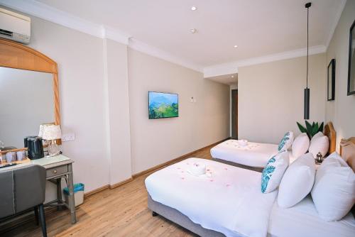a hotel room with two beds and a television at Kingston Hotel 11 - PWTC, KL in Kuala Lumpur