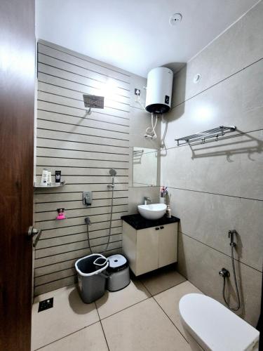 Un baño con lavabo e inodoro. en Mahadev Home stay, en Ujjain