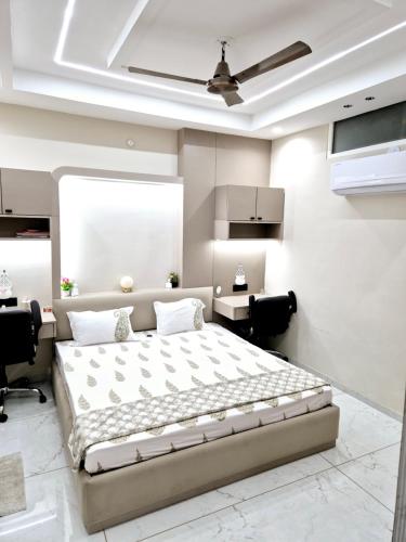 Un dormitorio con una cama grande y un escritorio. en Mahadev Home stay, en Ujjain