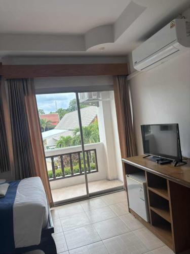 Televisyen dan/atau pusat hiburan di Natural Samui Hotel
