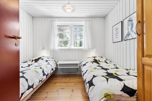 克内贝尔8210-Knebel-Kamillevej-16的有两张床和一扇窗户的卧室