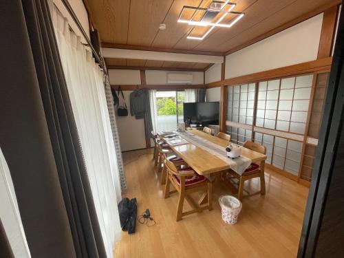 Un comedor con mesa y sillas en みなと館 華, en Sukumo