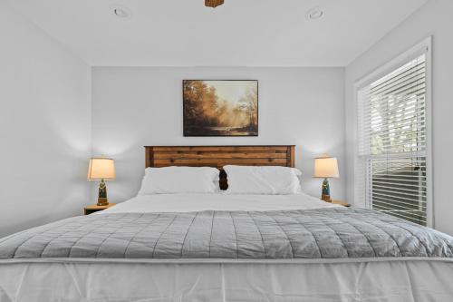 Katil atau katil-katil dalam bilik di Serenity pointe lake house