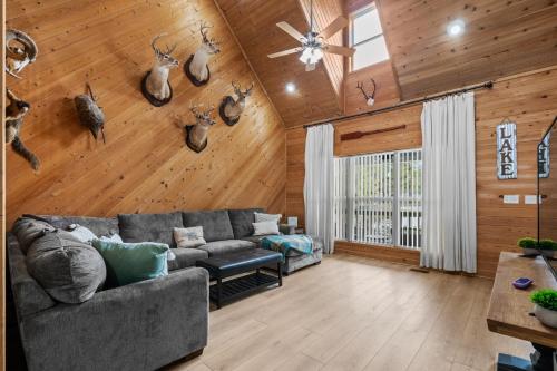 Ruang duduk di Serenity pointe lake house