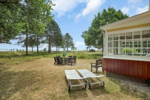 a picnic table on the side of a house at 10081B-Rorvig-Skansehagevej-32 in Rørvig