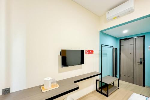 a room with a tv on a wall at SANS Siliwangi Semarang in Kalibanteng-kidul