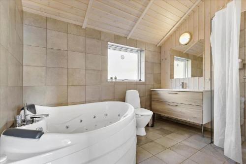 Koupelna v ubytování 8227-Knebel-Nykjaersvej-23