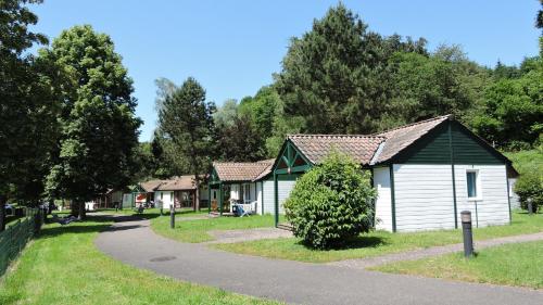Seppois-le-BasにあるCamping Les Lupinsの道路横の公園内の一棟
