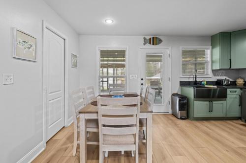 Dapur atau dapur kecil di Serenity pointe lake house