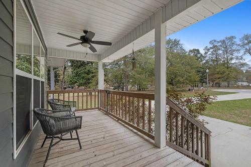 Balkoni atau teres di Serenity pointe lake house