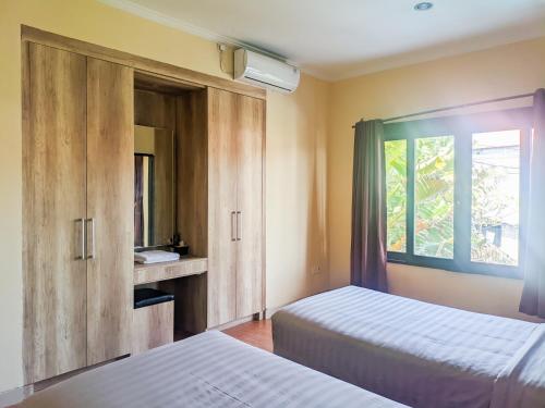 Ένα ή περισσότερα κρεβάτια σε δωμάτιο στο The Lavana Villa Singgahan Jimbaran - 3 Bedroom Villa