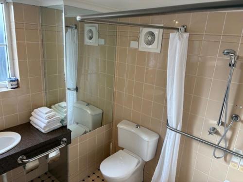 Bilik mandi di Golden Age Motor Inn