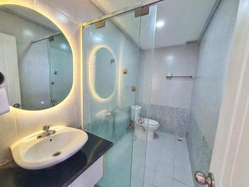 un bagno con lavandino, doccia e WC di Gold Ocean Apartment Nha Trang a Nha Trang