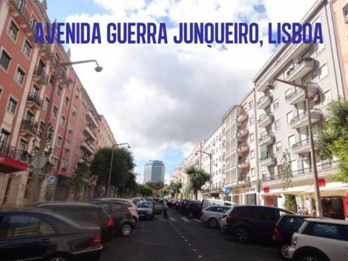 uma rua da cidade com carros estacionados na rua em Residence Metro-Alameda em Lisboa