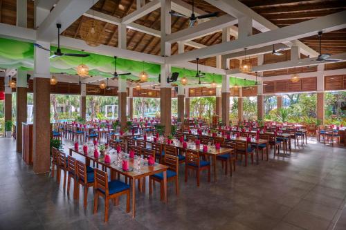 En restaurant eller et andet spisested på Royal Beach Resort and Residence by EHM