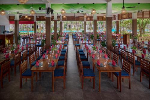 En restaurant eller et andet spisested på Royal Beach Resort and Residence by EHM