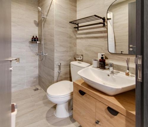 Ένα μπάνιο στο 2BR Collins 1643 Pool & Free Parking