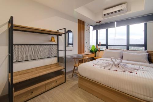 Ένα ή περισσότερα κρεβάτια σε δωμάτιο στο 2BR Collins 1643 Pool & Free Parking