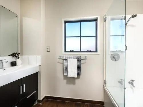 Ένα μπάνιο στο Urban Retreat in the CBD