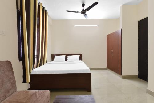 En eller flere senge i et værelse på Hotel O Ashoka