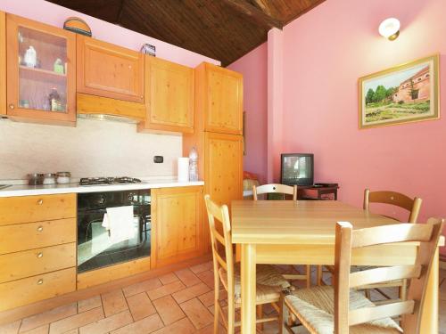 a kitchen and dining room with a wooden table at Pet-Friendly Nature Escape in Pontecchio Polesine