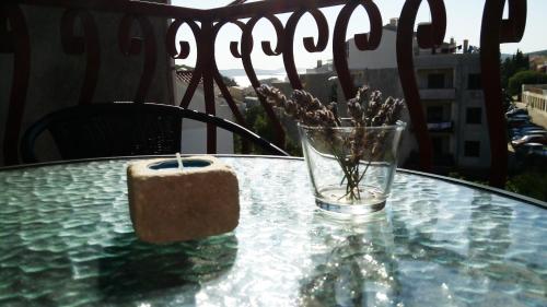 una mesa de cristal con una vela y un jarrón. en Guest House Karević, en Hvar