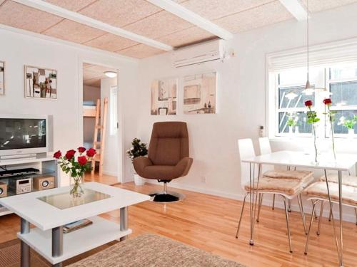 โทรทัศน์และ/หรือระบบความบันเทิงของ 6 person holiday home in Skagen